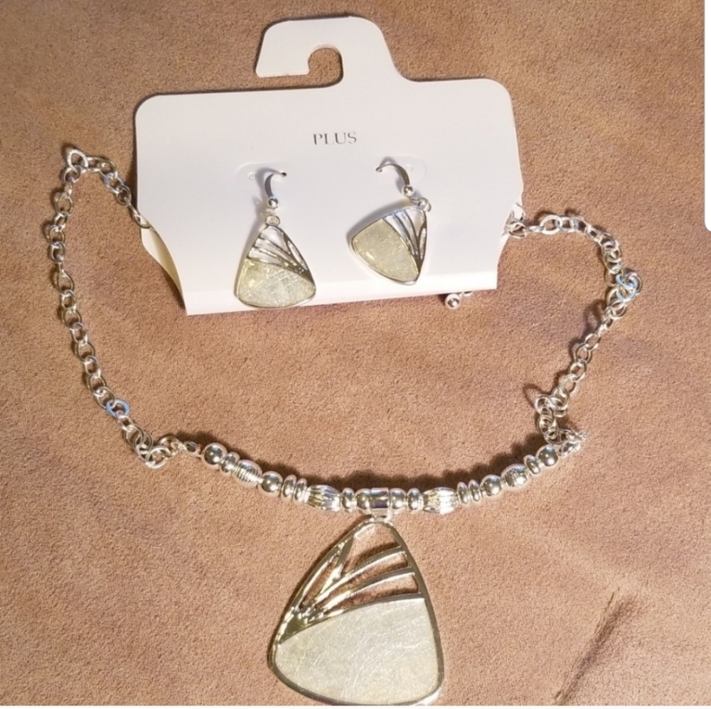 TRIANGLE SHAPED NECKLACE & EARRINGS SET